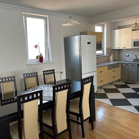 Spacious 3-Bedroom Condo Next To City Center بريشتاين المظهر الخارجي الصورة