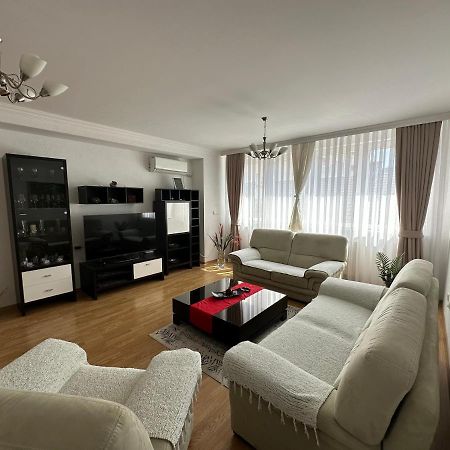 Spacious 3-Bedroom Condo Next To City Center بريشتاين المظهر الخارجي الصورة