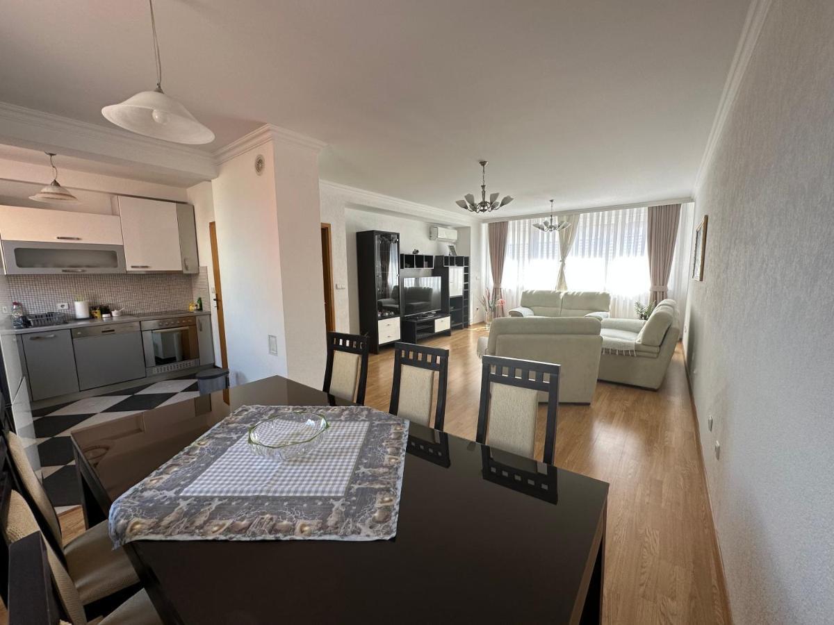 Spacious 3-Bedroom Condo Next To City Center بريشتاين المظهر الخارجي الصورة