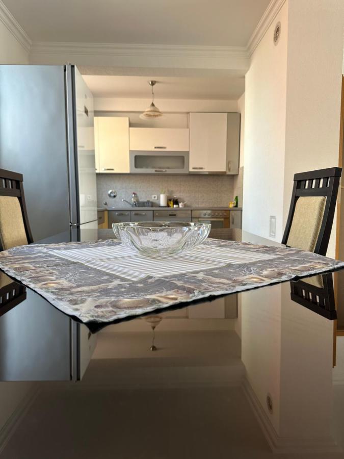 Spacious 3-Bedroom Condo Next To City Center بريشتاين المظهر الخارجي الصورة
