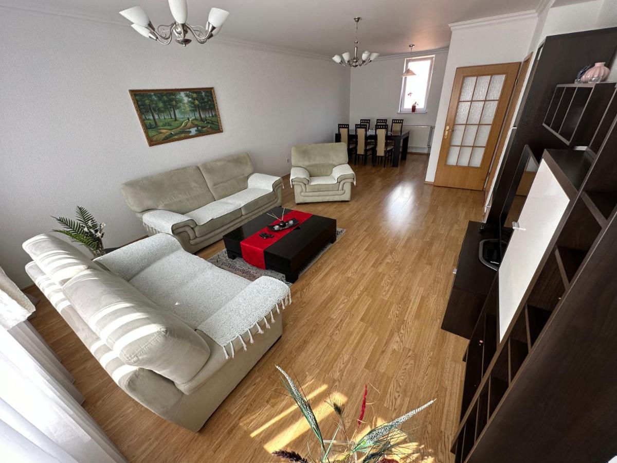 Spacious 3-Bedroom Condo Next To City Center بريشتاين المظهر الخارجي الصورة