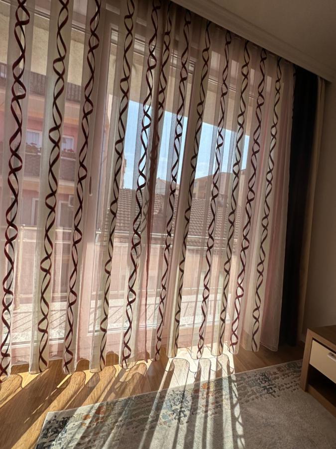 Spacious 3-Bedroom Condo Next To City Center بريشتاين المظهر الخارجي الصورة
