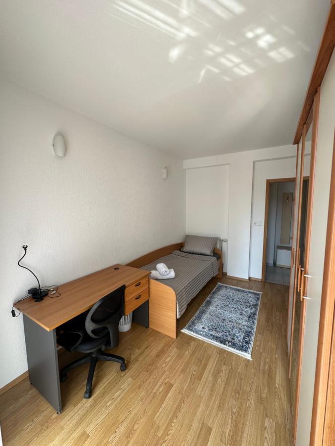 Spacious 3-Bedroom Condo Next To City Center بريشتاين المظهر الخارجي الصورة