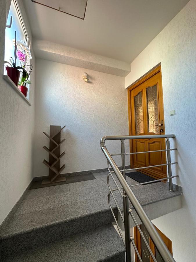 Spacious 3-Bedroom Condo Next To City Center بريشتاين المظهر الخارجي الصورة
