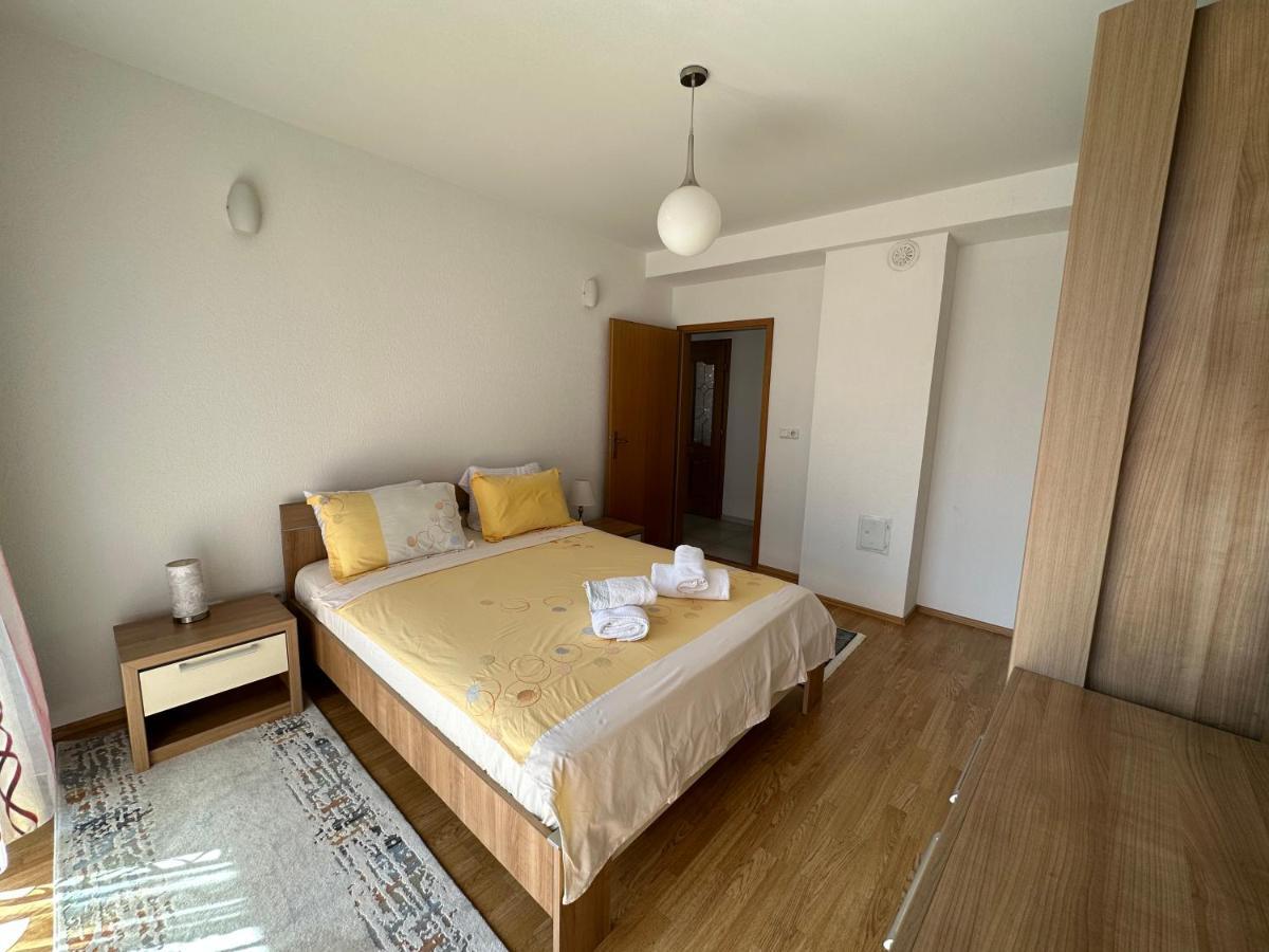 Spacious 3-Bedroom Condo Next To City Center بريشتاين المظهر الخارجي الصورة