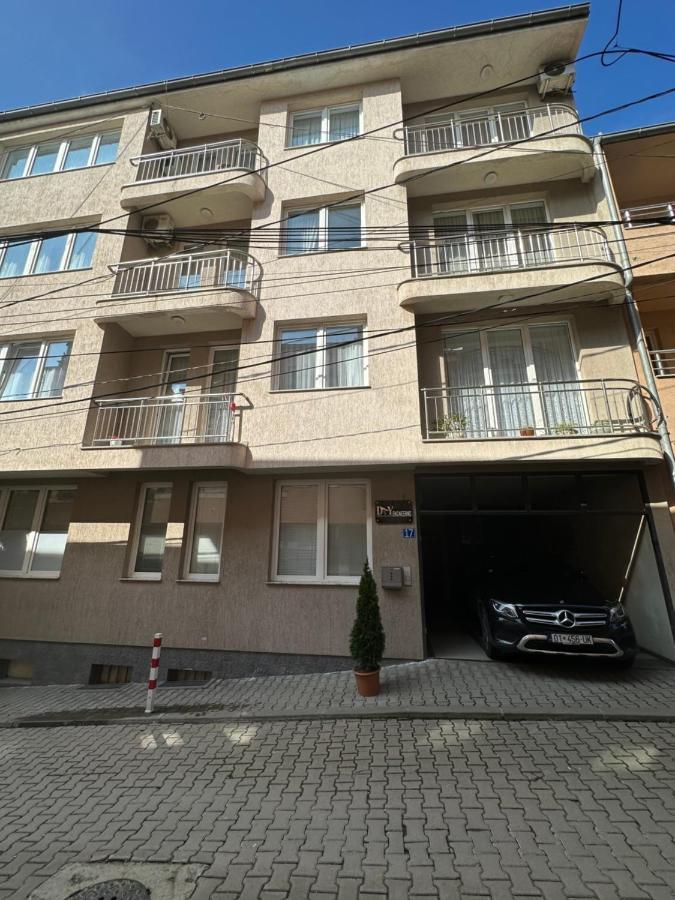Spacious 3-Bedroom Condo Next To City Center بريشتاين المظهر الخارجي الصورة