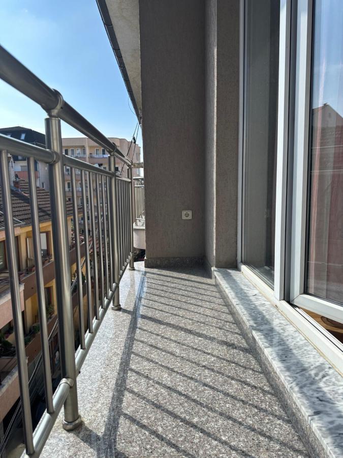 Spacious 3-Bedroom Condo Next To City Center بريشتاين المظهر الخارجي الصورة