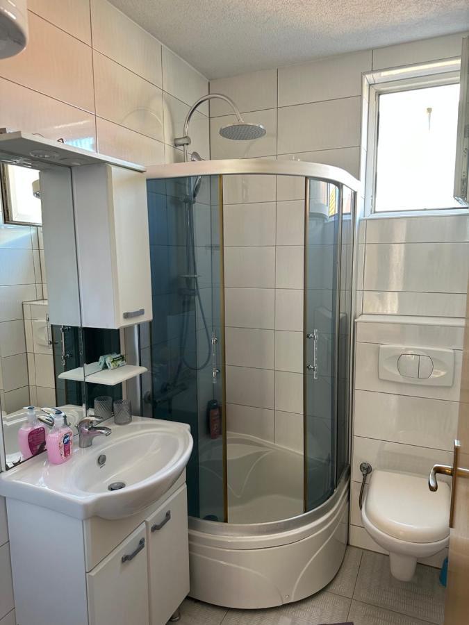 Spacious 3-Bedroom Condo Next To City Center بريشتاين المظهر الخارجي الصورة