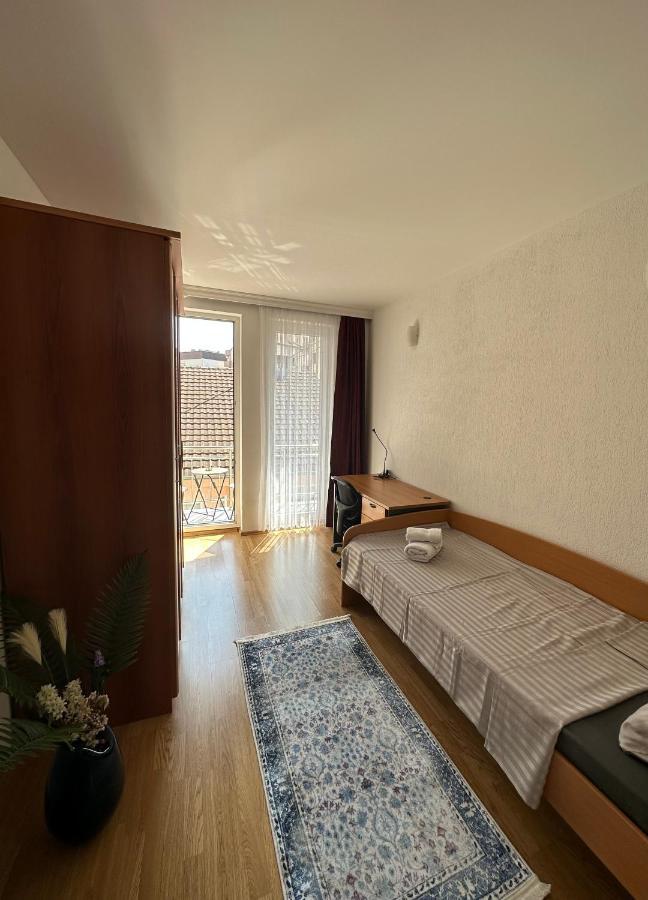 Spacious 3-Bedroom Condo Next To City Center بريشتاين المظهر الخارجي الصورة