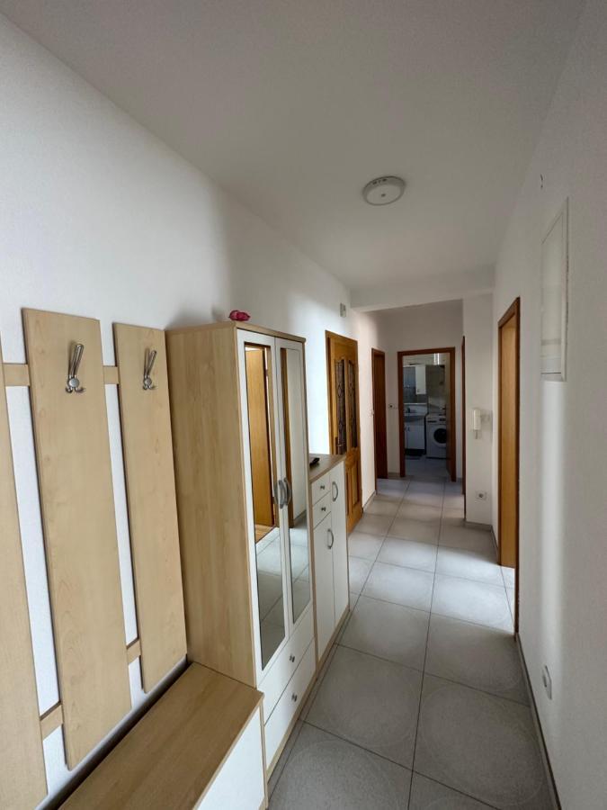 Spacious 3-Bedroom Condo Next To City Center بريشتاين المظهر الخارجي الصورة