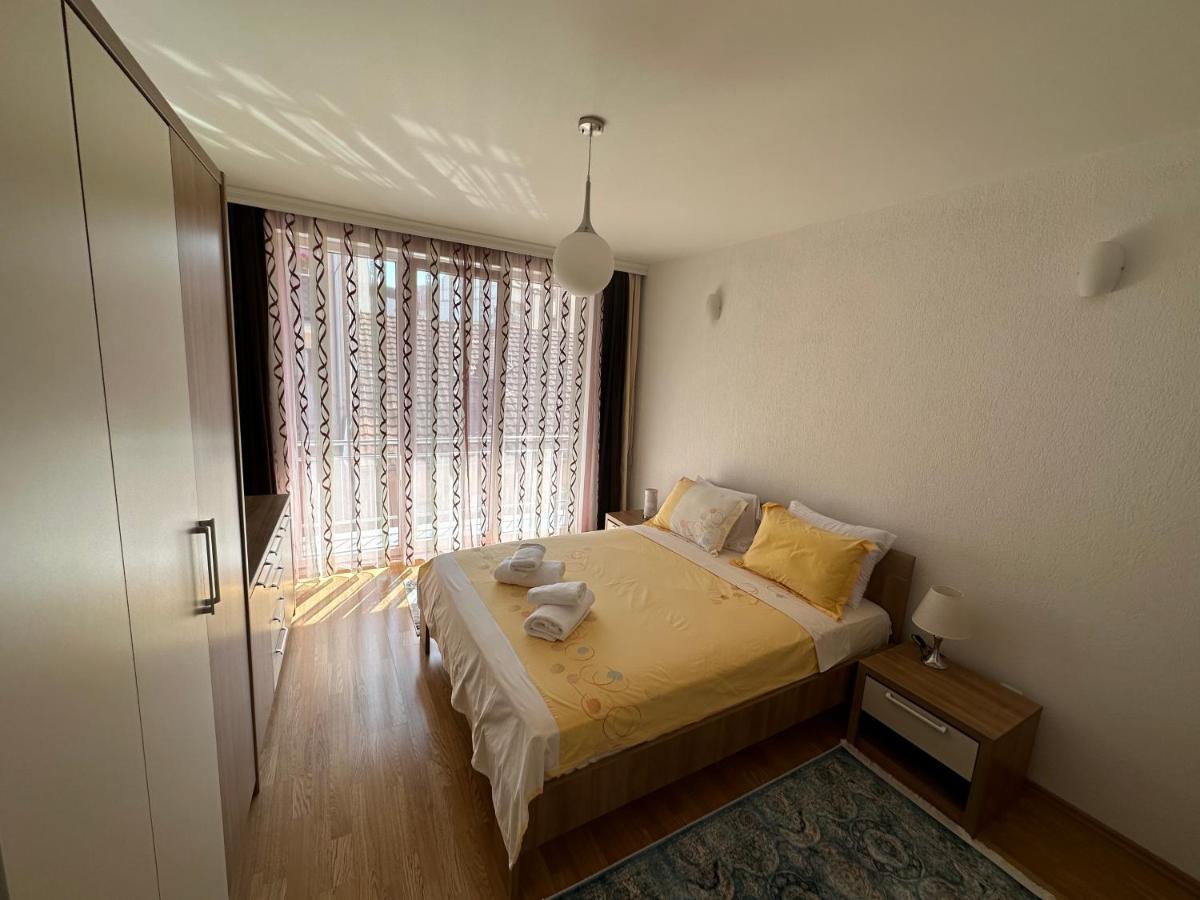 Spacious 3-Bedroom Condo Next To City Center بريشتاين المظهر الخارجي الصورة