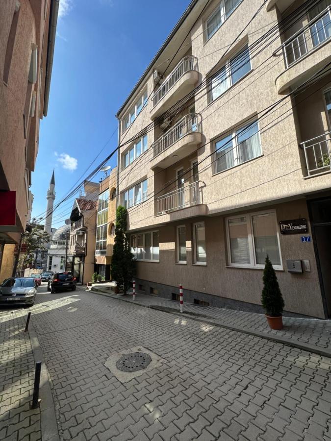 Spacious 3-Bedroom Condo Next To City Center بريشتاين المظهر الخارجي الصورة